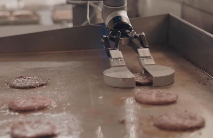 Bu Fast Food Restoranında Hamburgerleri Robot Pişiriyor