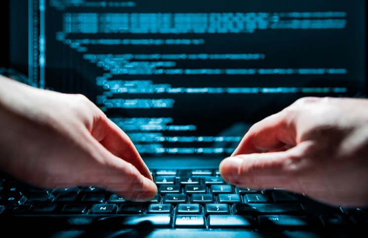 İngiliz Hacker, Kullanıcı E-Postalarını Çalmak, Satmak ve Diğer Suçlardan 10 Yıl Hapis Cezası Aldı